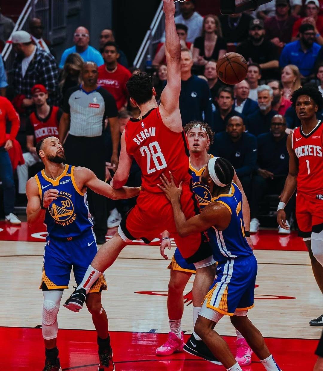 开云注册入口-包含NBA季后赛赛程吃紧，洛杉矶湖人今晚复出首秀，管理层满意，身体对抗强度拉满的词条