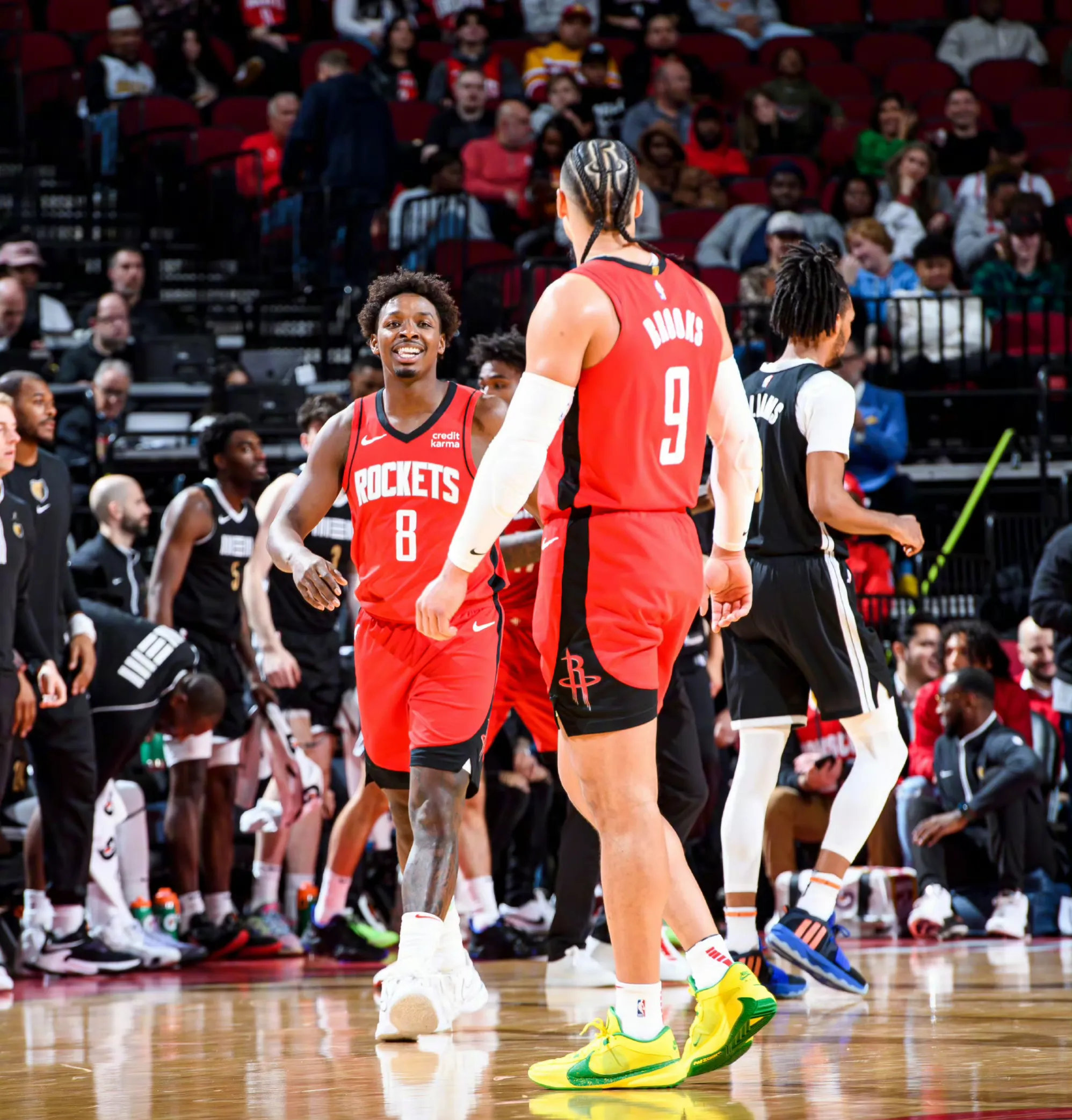 开云APP-德甲赛前走向成谜，休斯敦火箭再遭质疑，压力陡增，更衣室氛围转暖(休斯顿火箭裁掉泽勒)